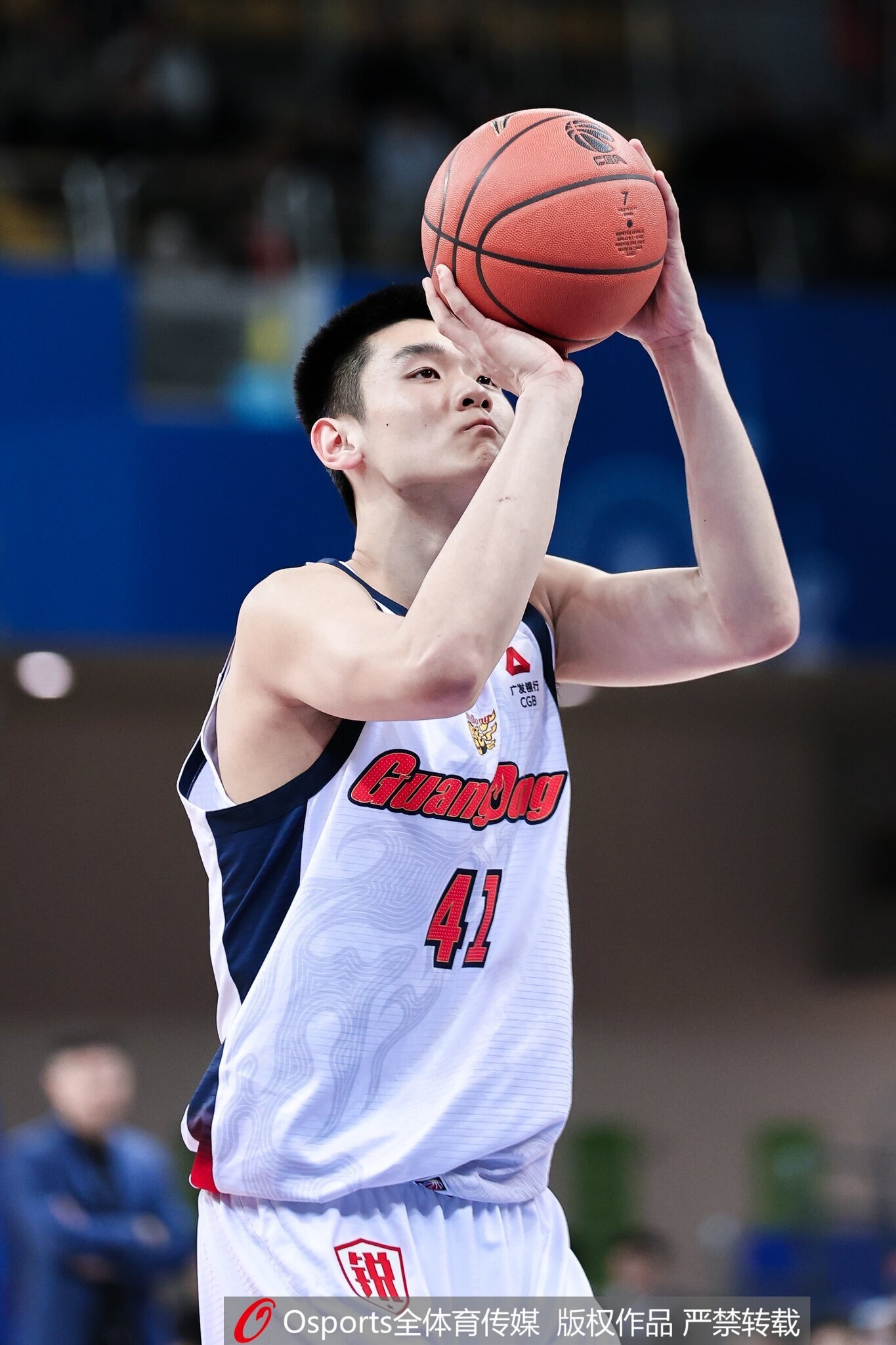 hth华体官方下载-媒体人：王洪泽用稚嫩肩膀扛起广东脆弱内线 他值得更多时间&amp;机会